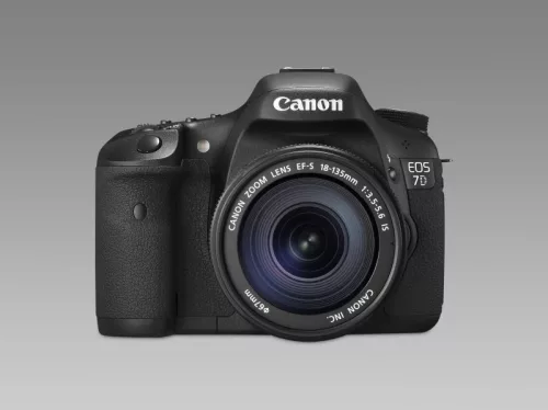 Canon EOS 7D + EF-S 18-135mm / 3.5-5.6 IS